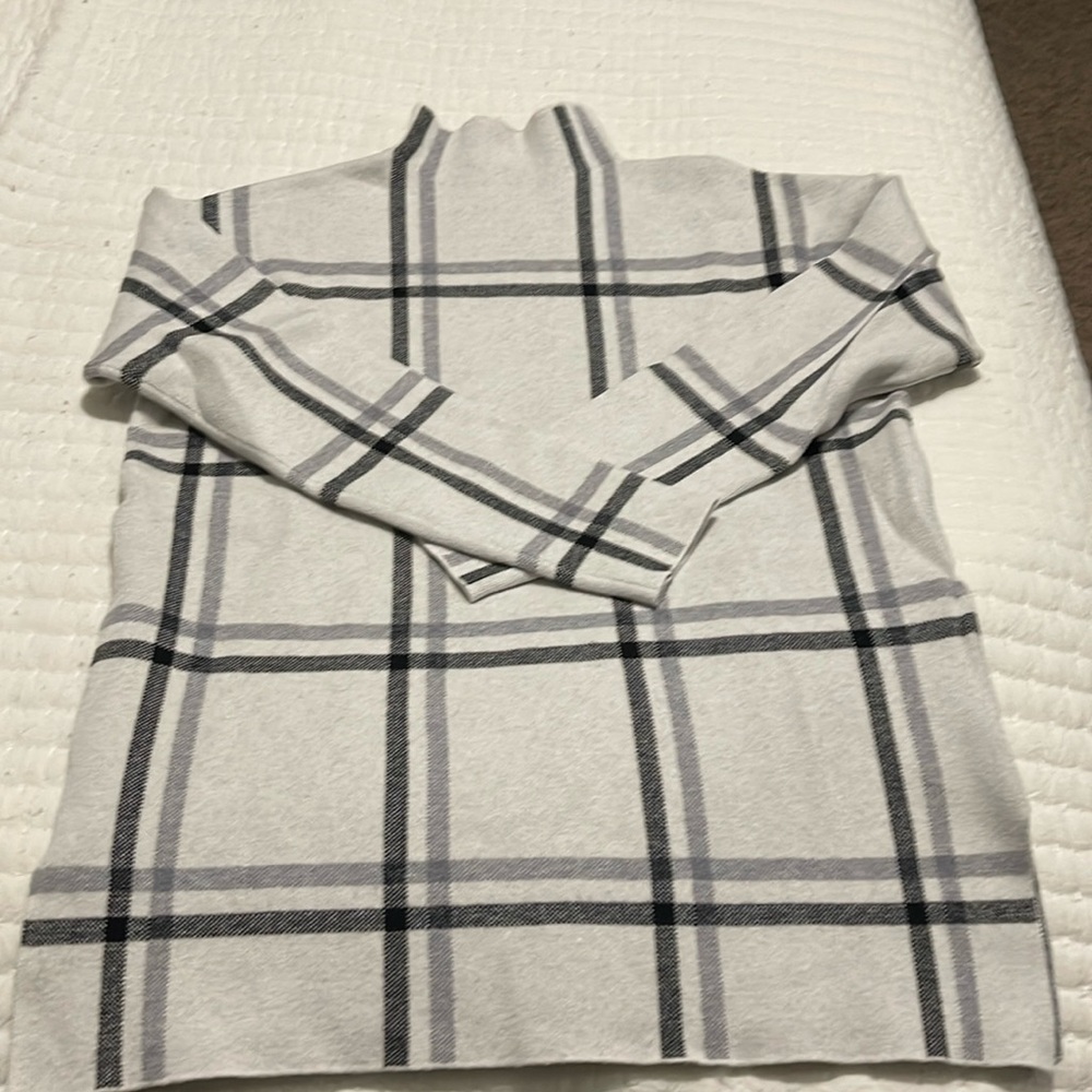 EUC Max Studio Mock Neck Sweater